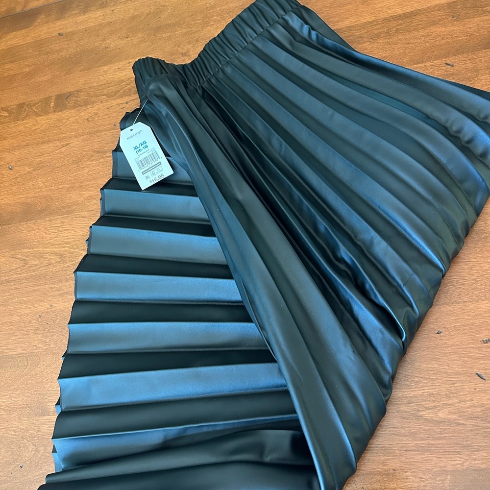 Elegant Black Pleated Skirt